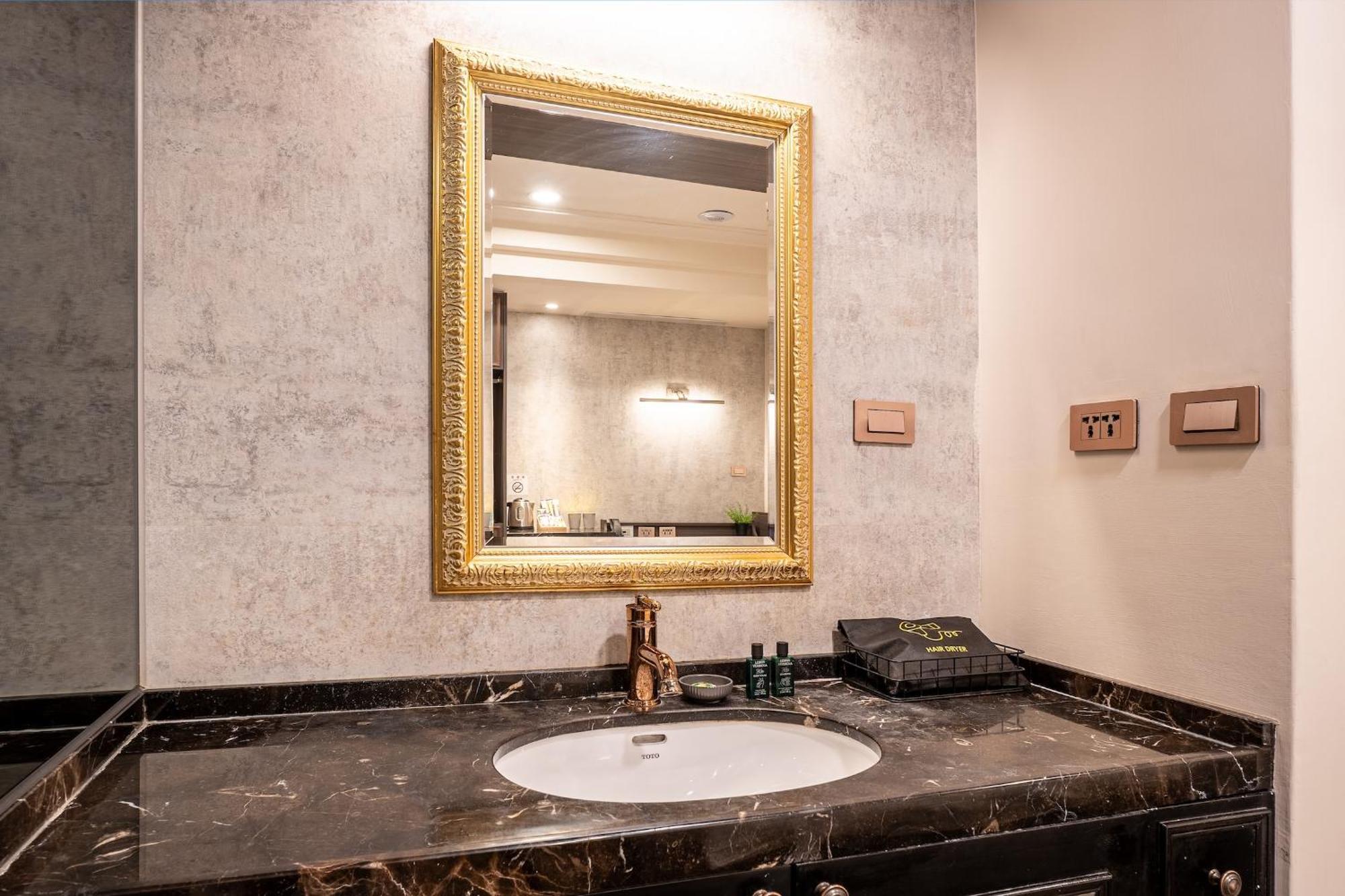 Dream Mansion Hotel Taichung Bagian luar foto